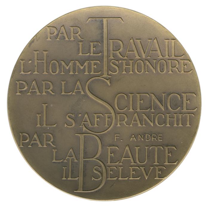 Par le travail l'homme s'honore par la science il s'affranchit par la Beauté il s'élève. F. André (revers de la médaille "Hainaut 58").