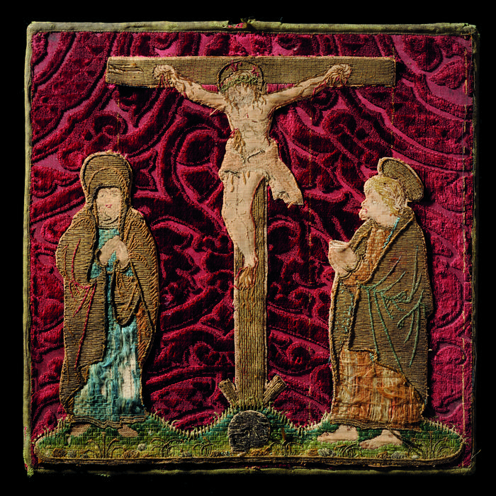 Pale en velours rouge avec une crucifixion