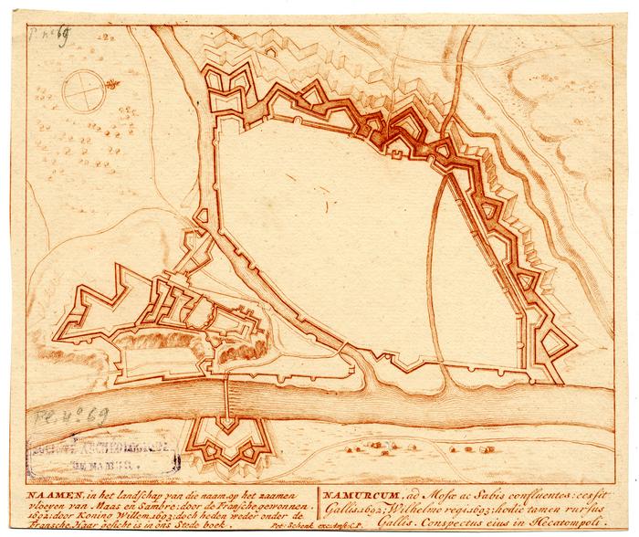 Naamen in het landschap van die naam op het zaamen vloeyen van Maas en Sambre, door de Fransche gewonnen 1692 Koning Willem 1693 etc. Namurcum ad Mosae ac Sabis confluentes: cessit Gallis, 1692, Wilhelmo regi, 1693, hodie tamen rursus Gallis. Conspectus ejus in Hecatompoli. Pet. Schenk exc. Amst. C. P.