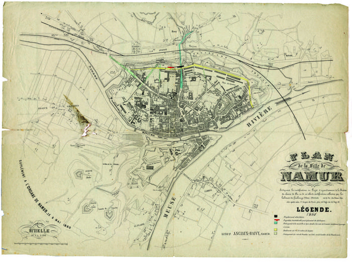Plan de la ville de Namur indiquant les modifications au Projet d'agrandissement de la Station de chemin de Fer et de ses abords, modifications sollicitées par les habitants des faubourgs d'Heuvy, d'Herbatte, rue de Fer, des Dames-blanches, quatre-coins, Saint-Jacques, des Fossés, place de l'Ange, rue de l'Ange, etc…Supplément à l'organe de Namur, le 6 mai 1860. Lith.ie Anciaux-Baivy, Namur.